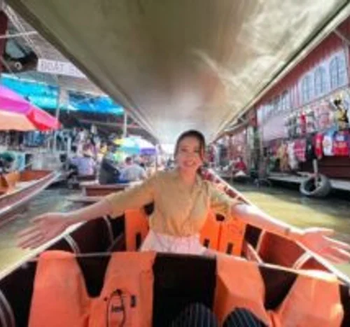 Damnoensaduak Floating market
