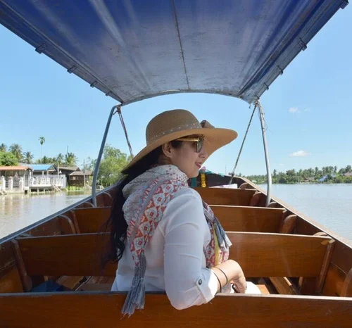 private boat tour around the floating market